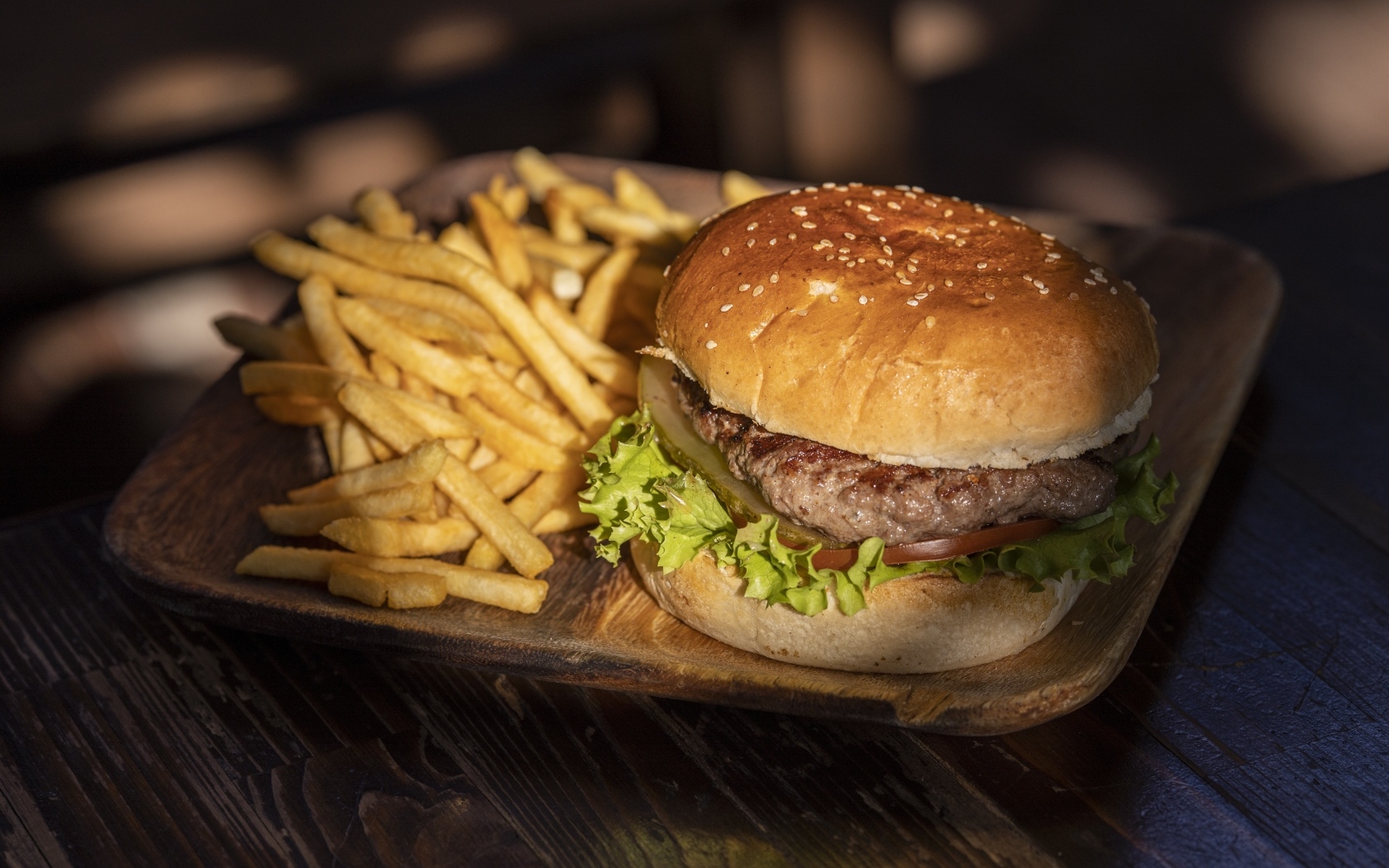 Гамбургер на тарелке с картошкой фри