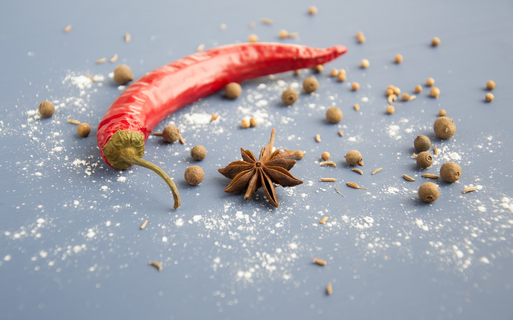 Острый красный перец с бадьяном на сером фоне