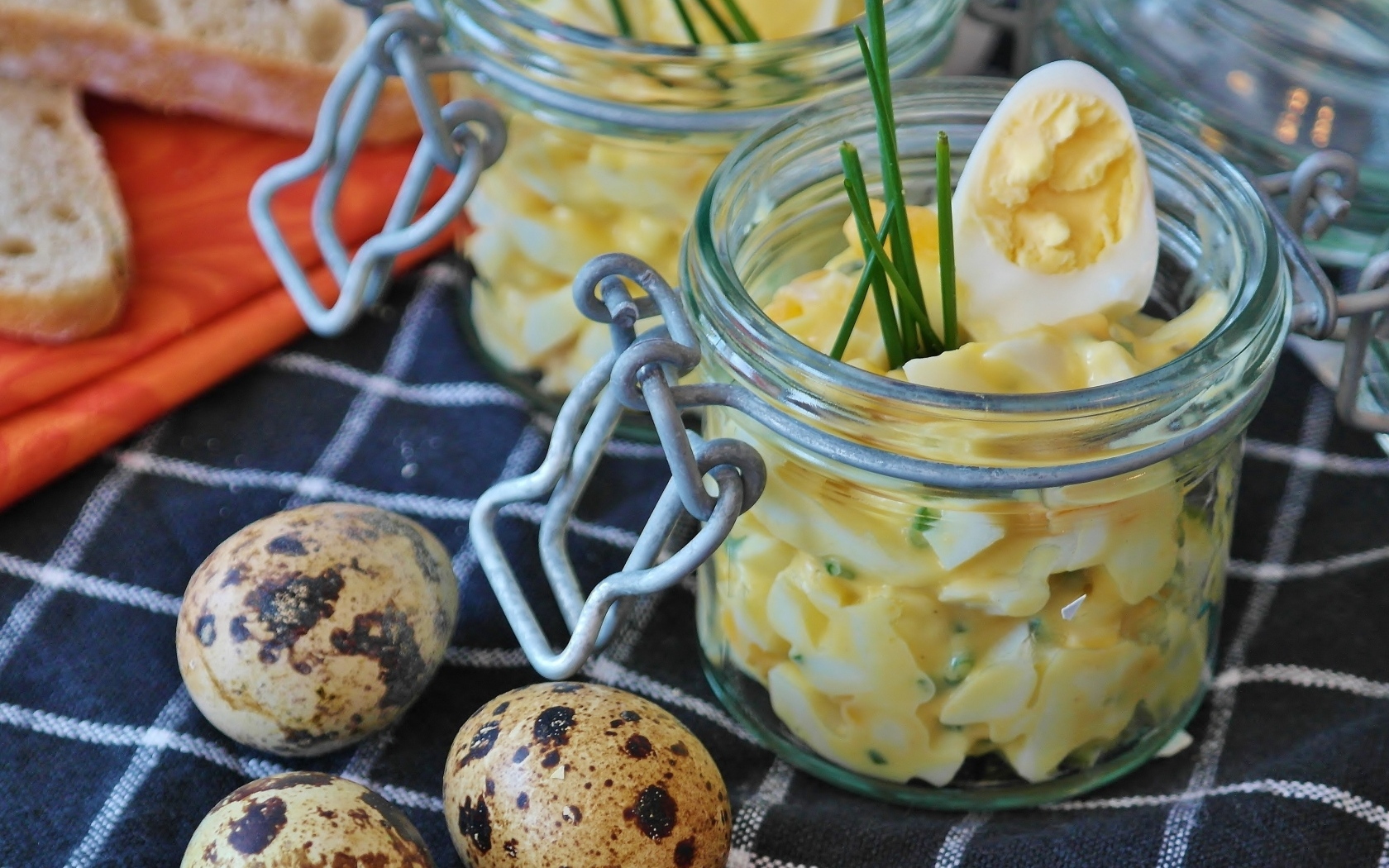 Перепелиные яйца на столе на завтрак