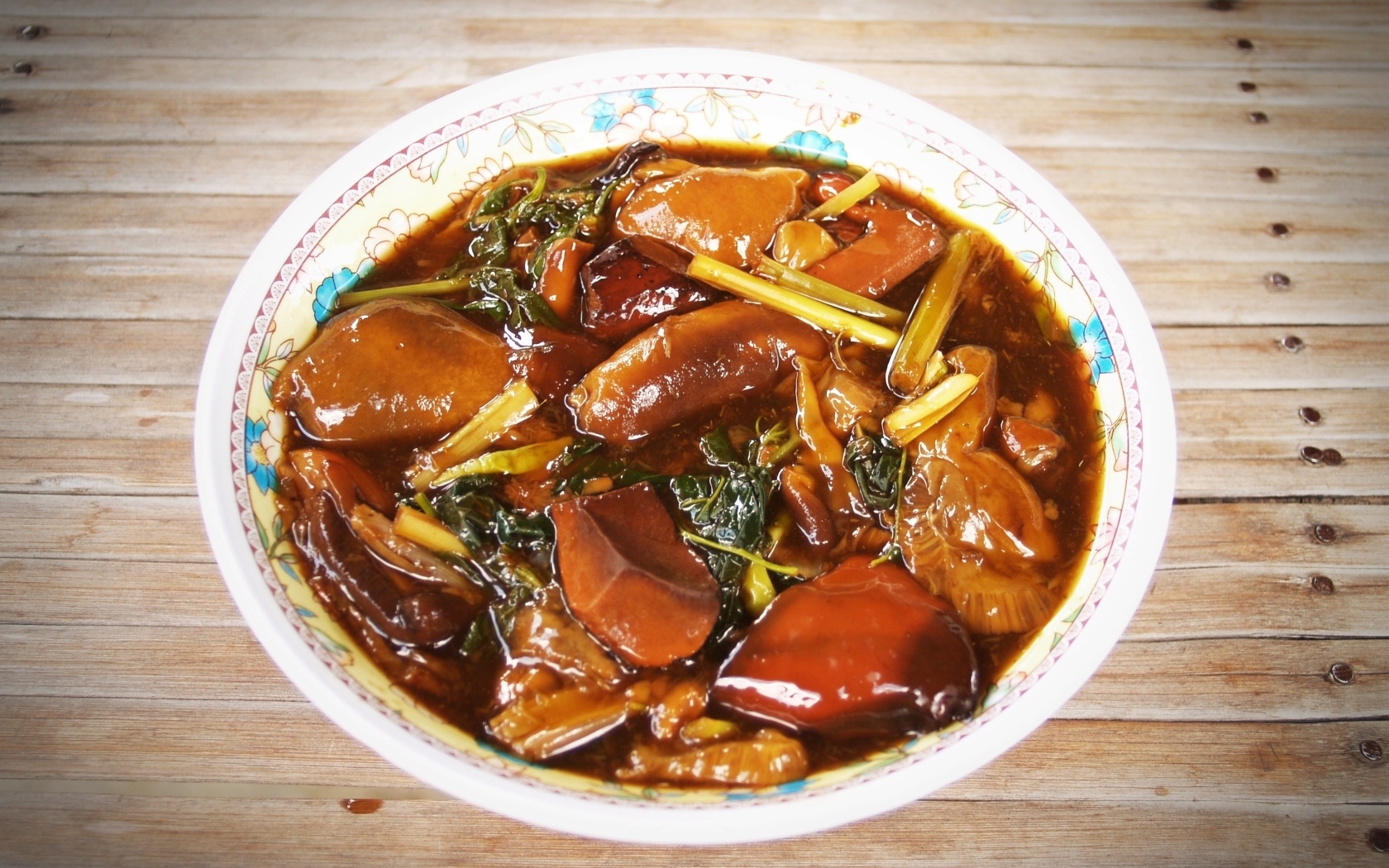 Острое азиатское блюдо с грибами