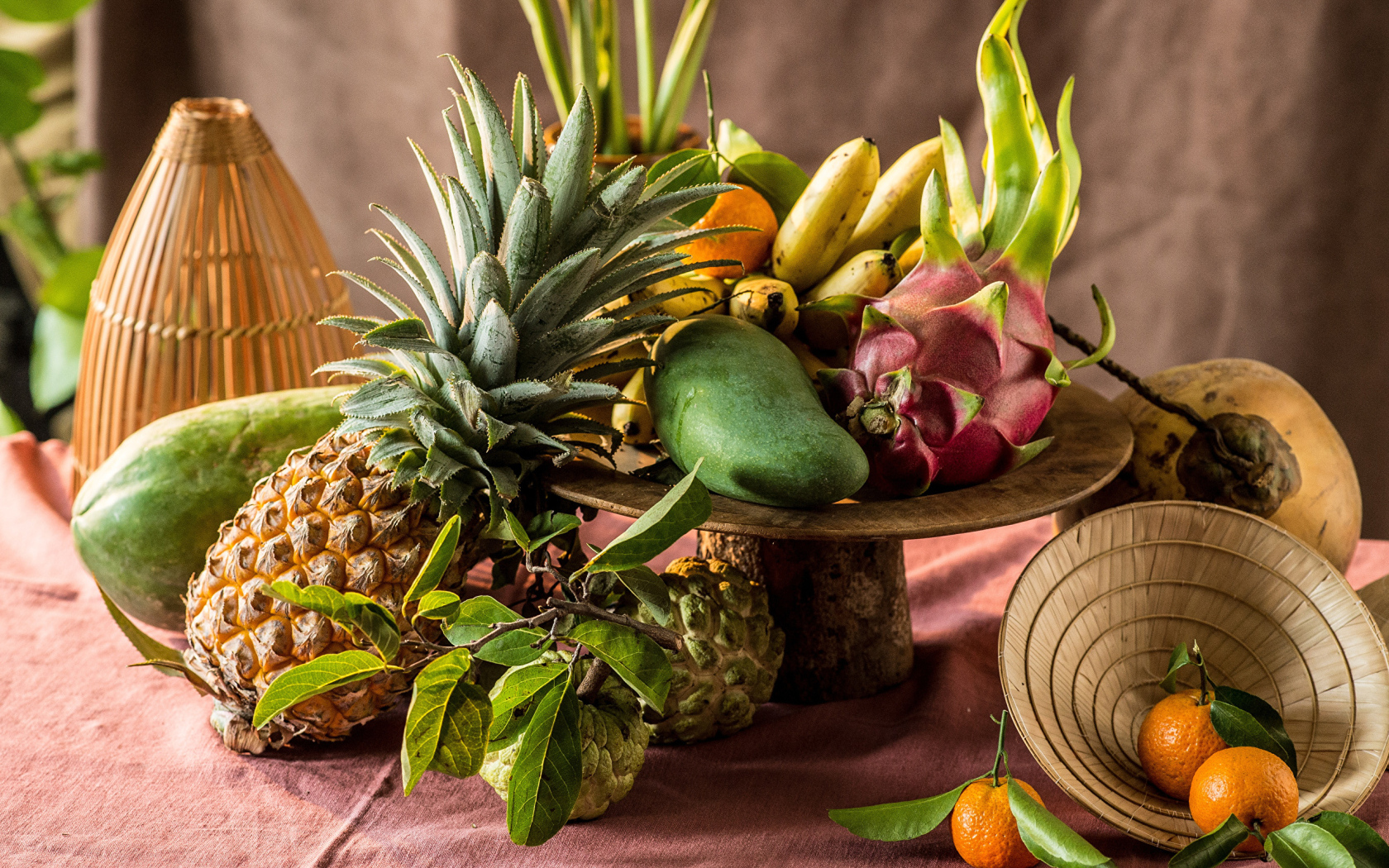 Много вкусных тропических фруктов на столе