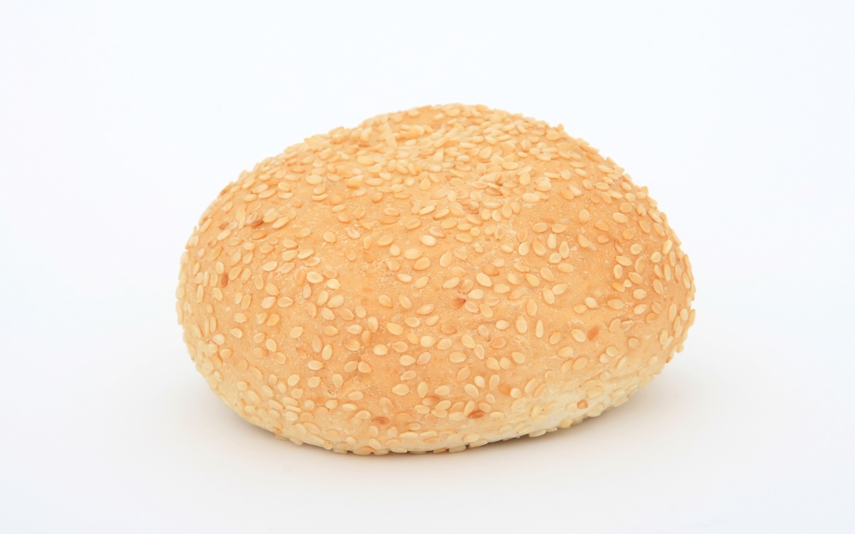 Булочка с кунжутом на белом фоне