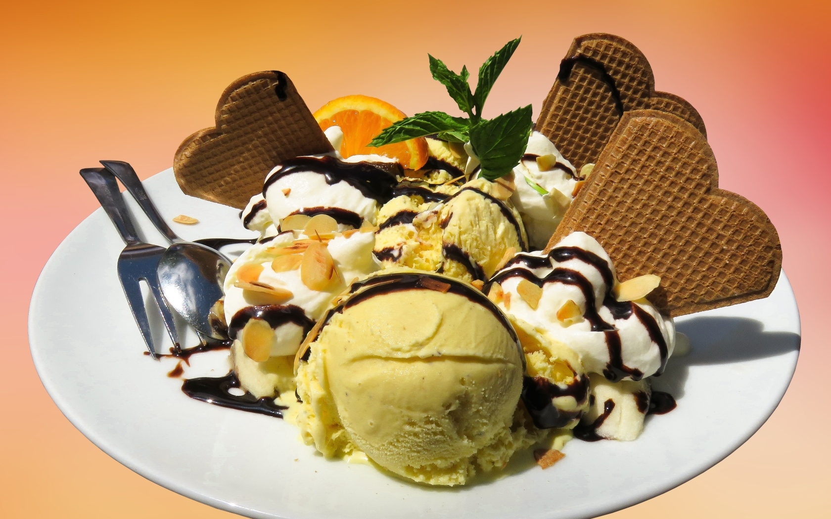 Тарелка с шариками мороженого и вафлями