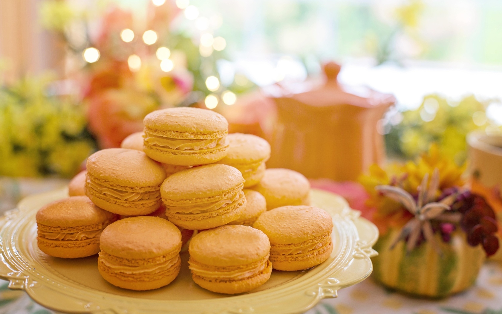 Печенье макарун на большой красивой тарелке