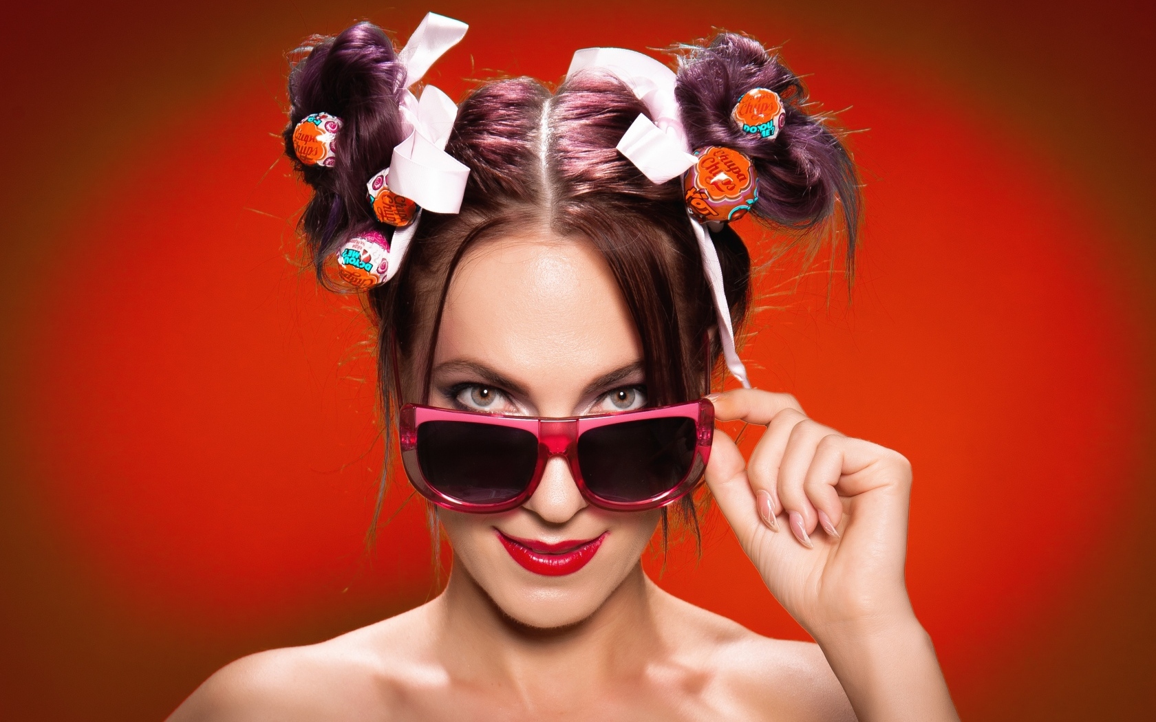 Чупа чупс в волосах у девушки в очках