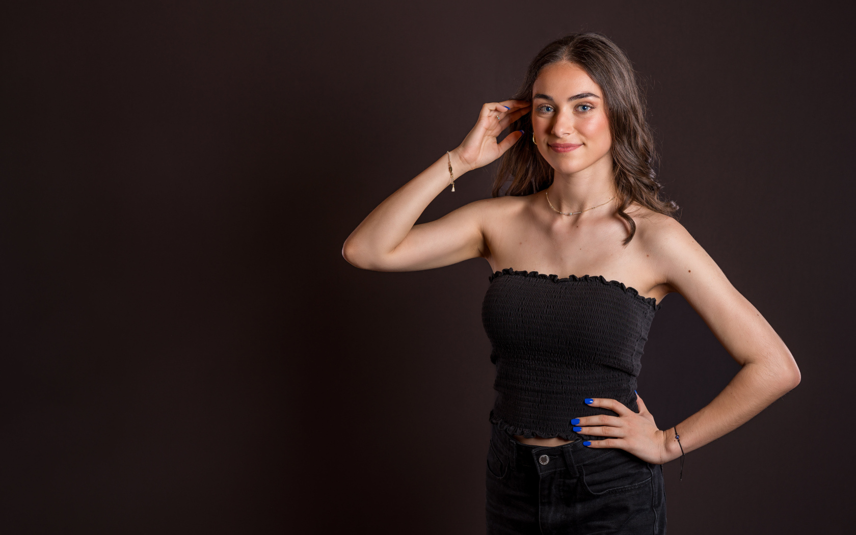 Милая шатенка в черном наряде