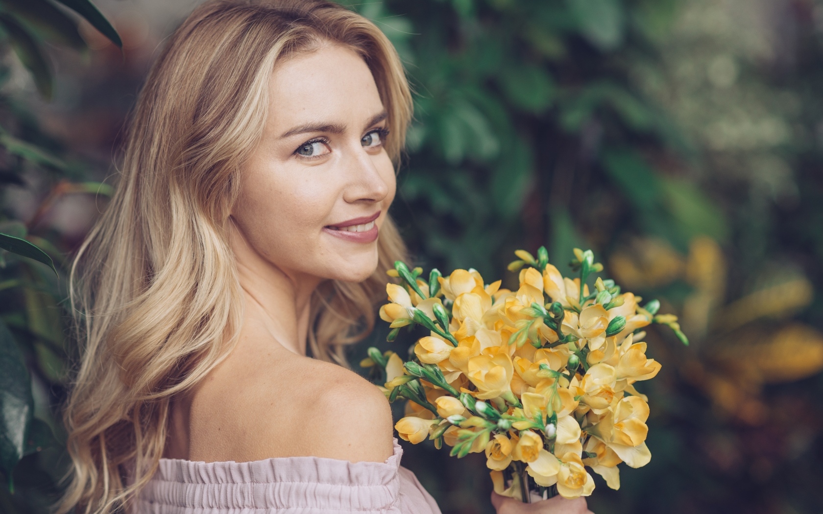 Милая девушка с букетом желтых цветов в руках