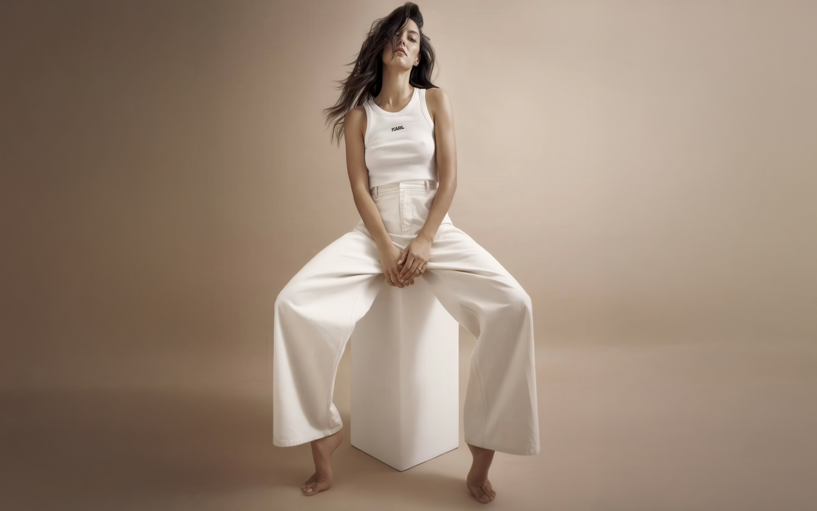 Модель Ребекка Мир в белом костюме