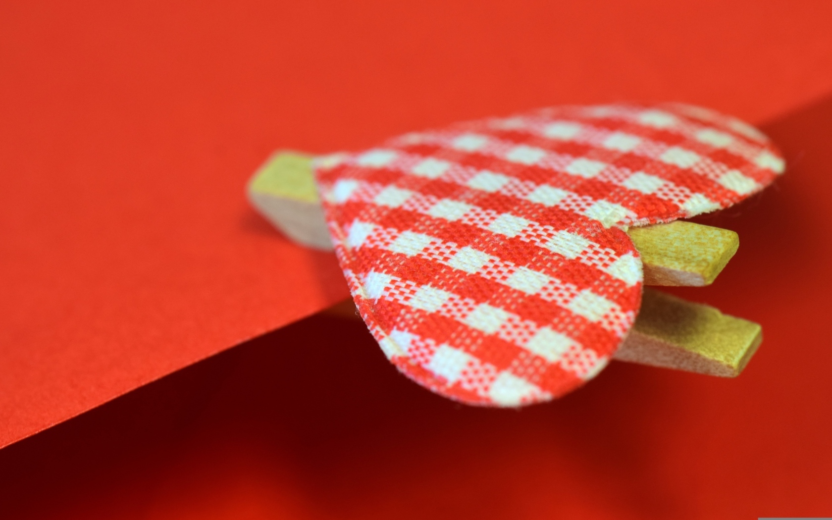 Прищепка с сердечком на красном конверте