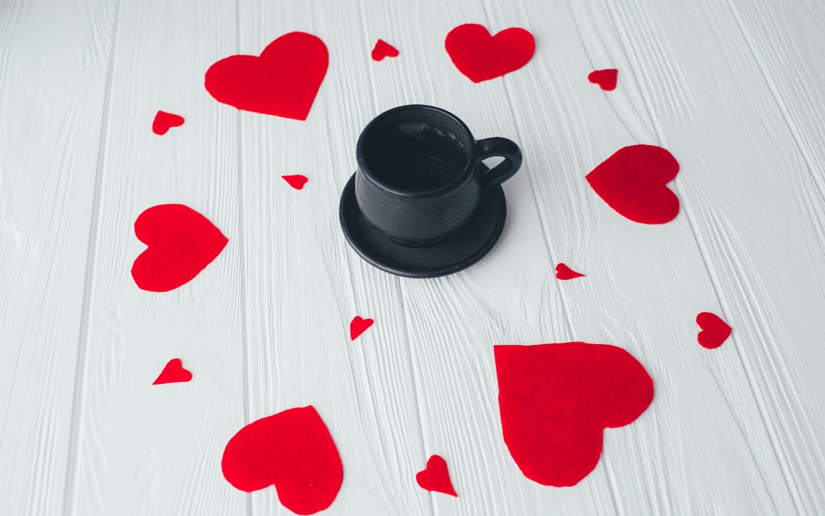 Чашка кофе с красными сердечками на столе