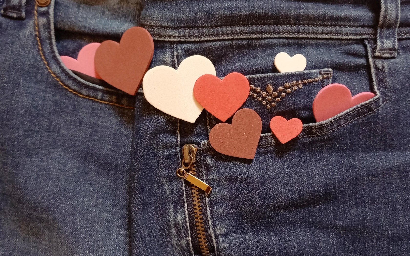 Маленькие красные сердечки в карманах джинсов