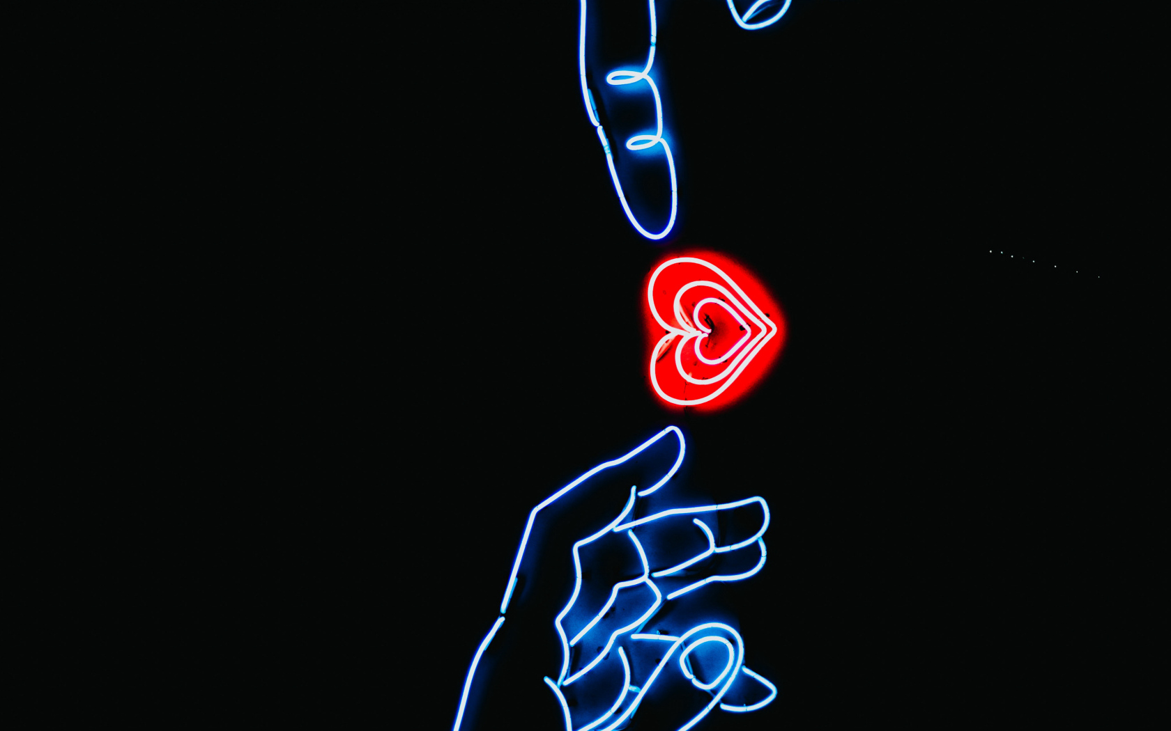 Неоновое красное сердце с руками на черном фоне
