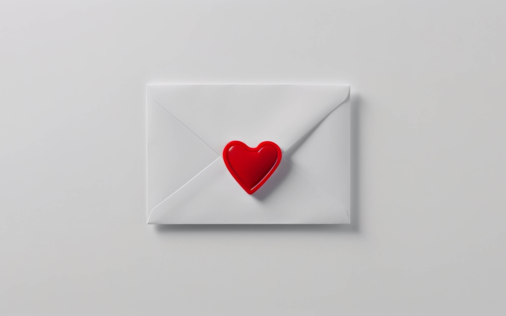 Белый конверт с красным сердечком