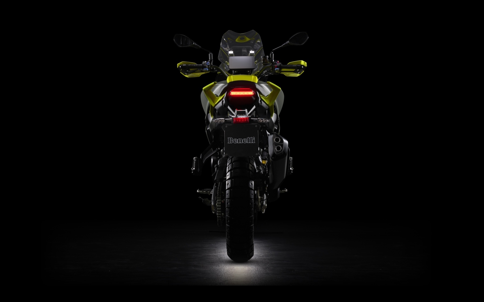 Мотоцикл Benelli TRK 800 на черном фоне