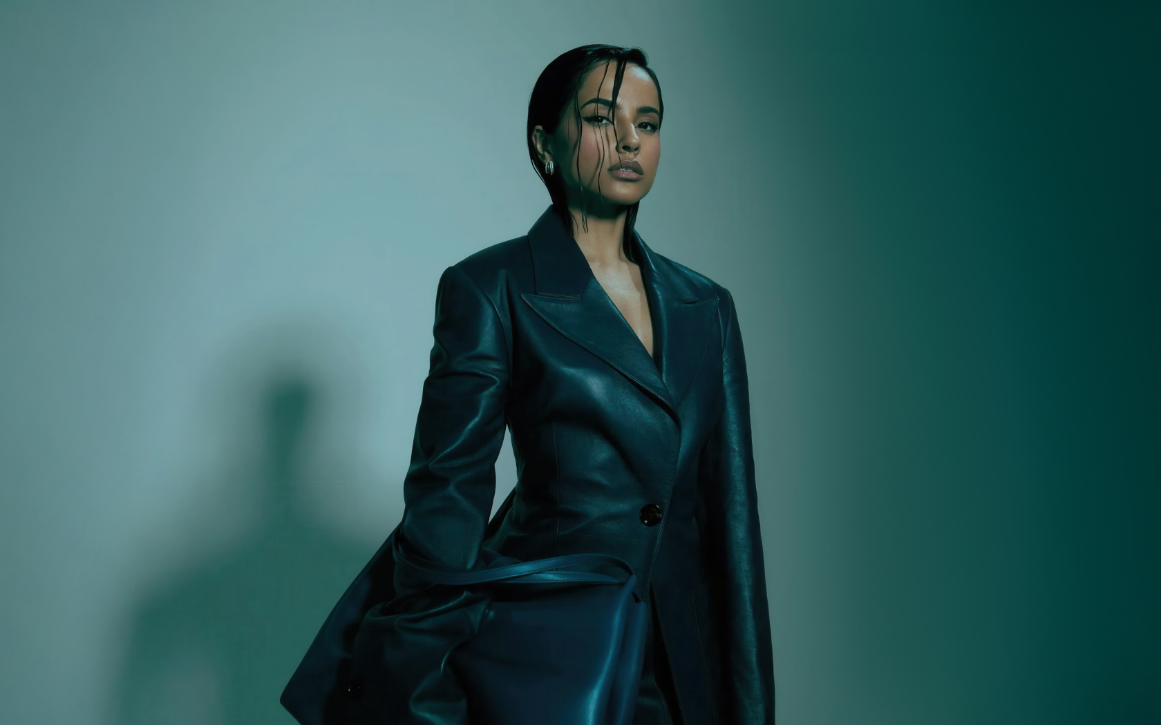 Американская певица Бекки Джи в черном пальто