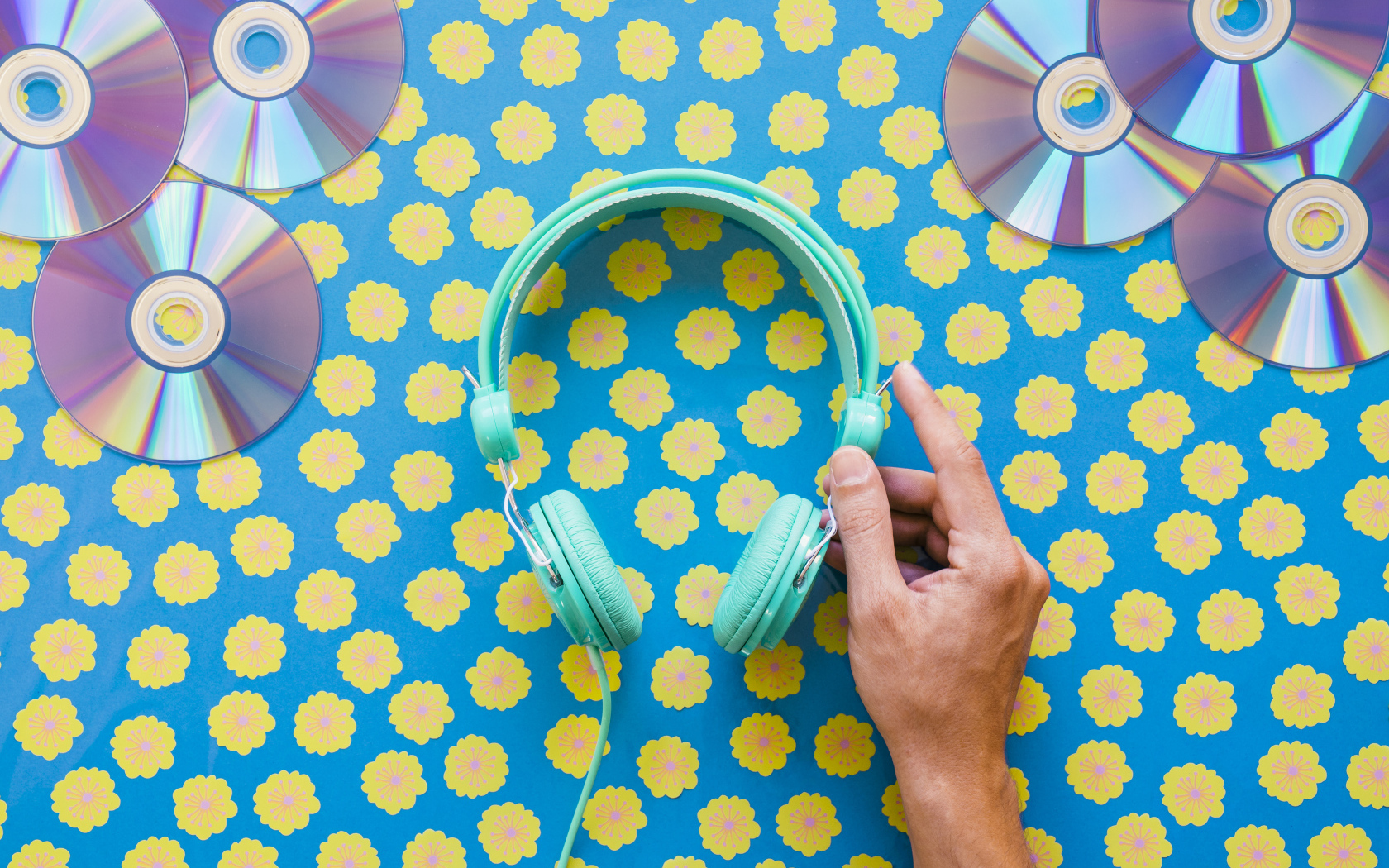 Наушники и диски на цветочном фоне