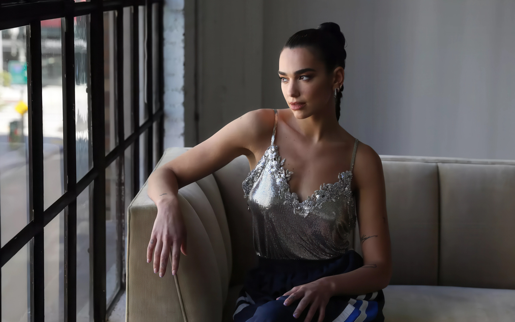 Певица Дуа Липа сидит у окна