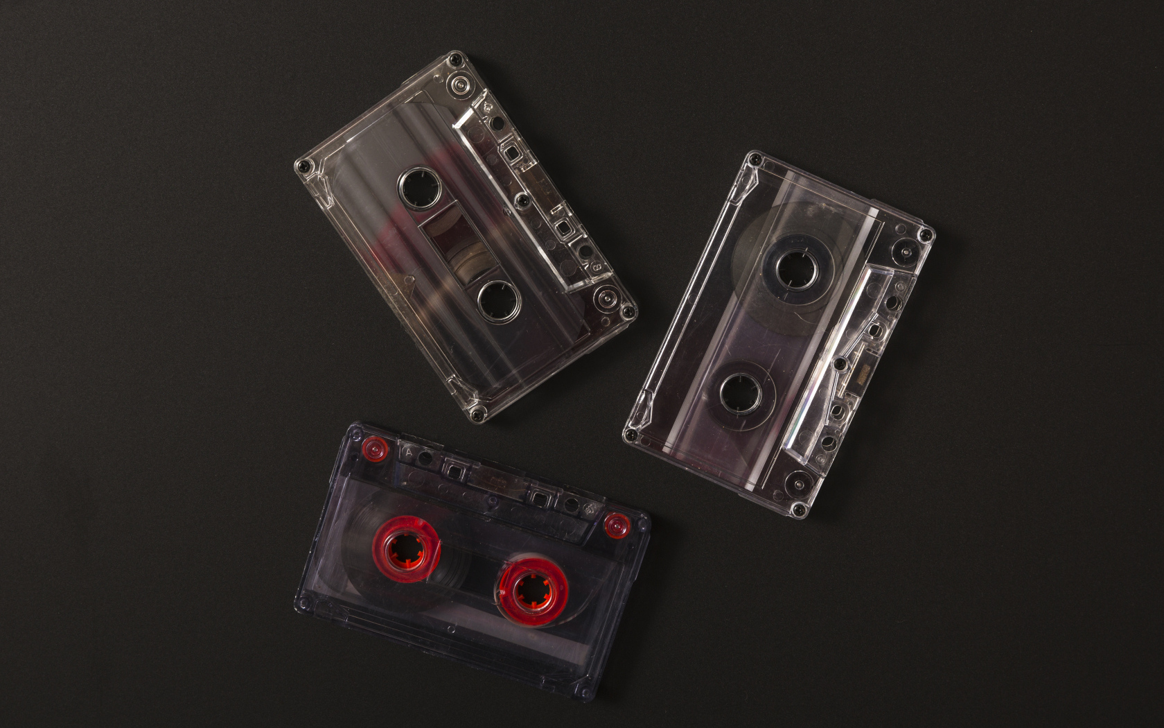 Три кассеты на черном фоне
