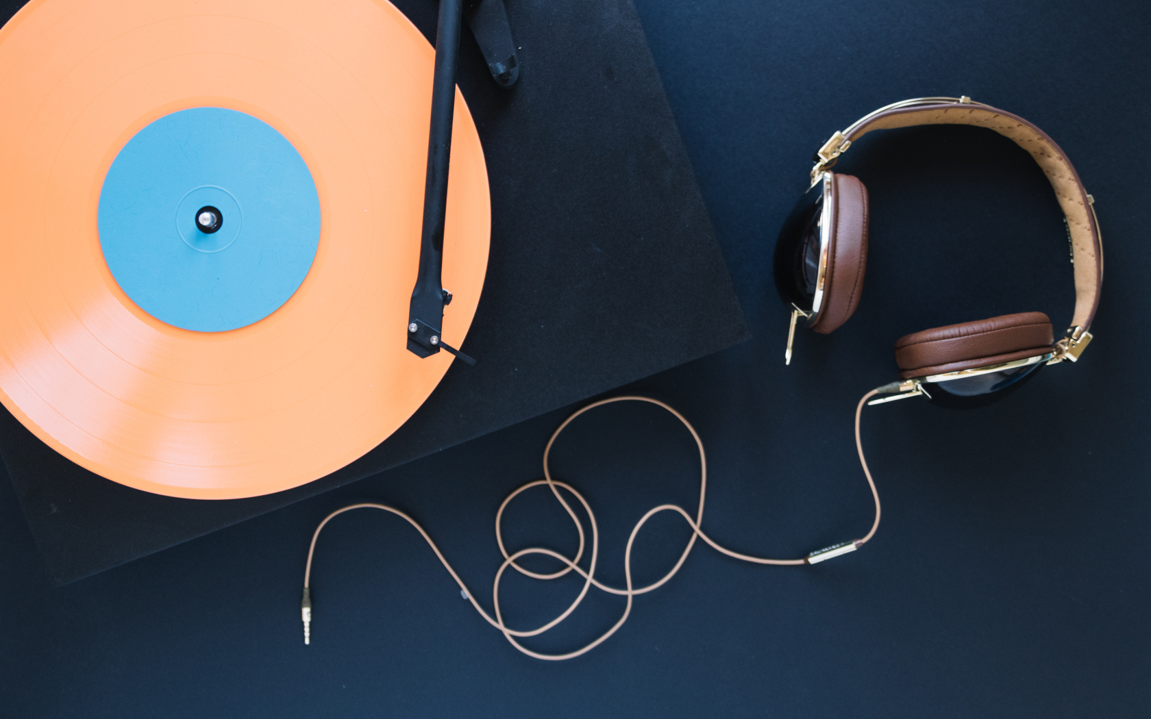 Виниловый проигрыватель с наушниками