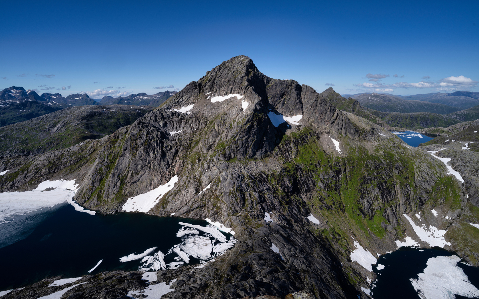 Вид на высокие горы под голубым небом