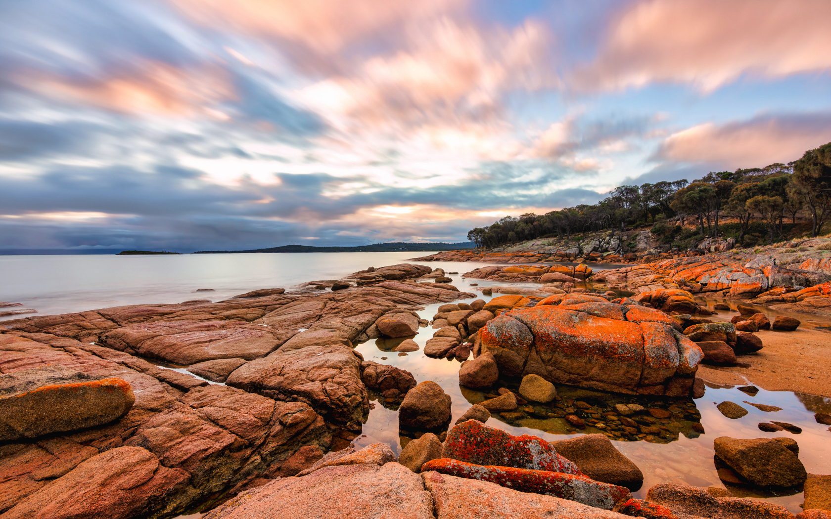 Большие камни на морском побережье