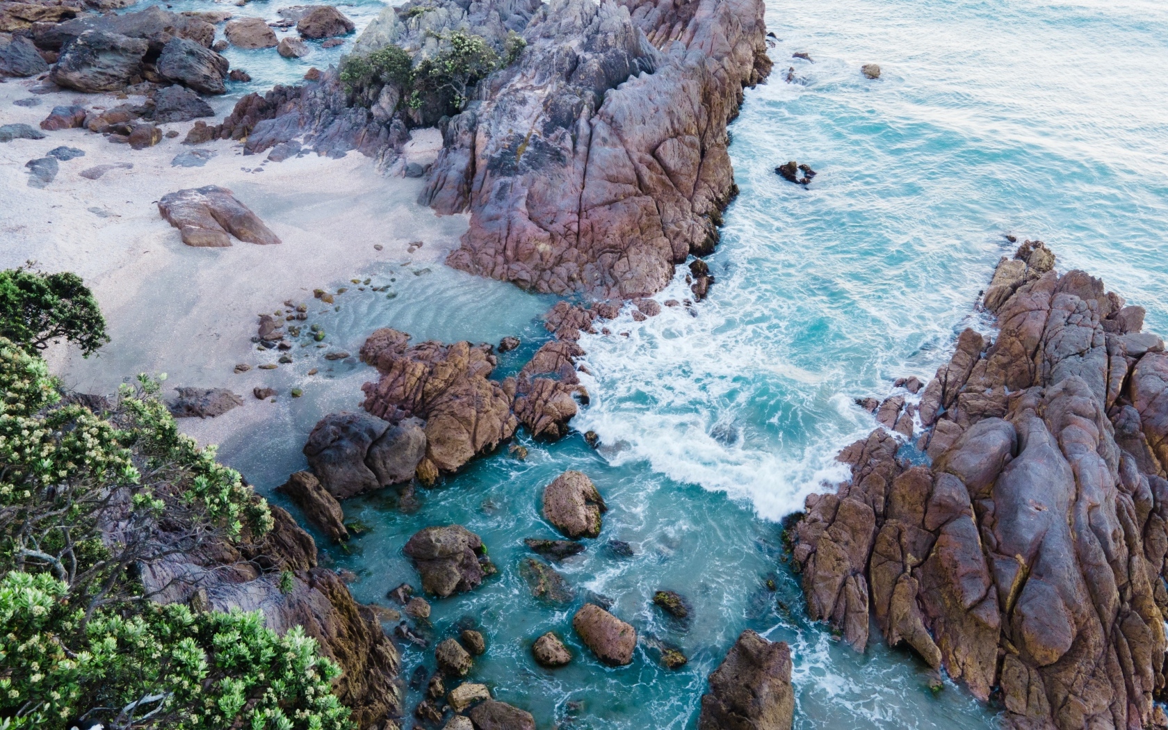 Вид сверху на скалы на берегу океана