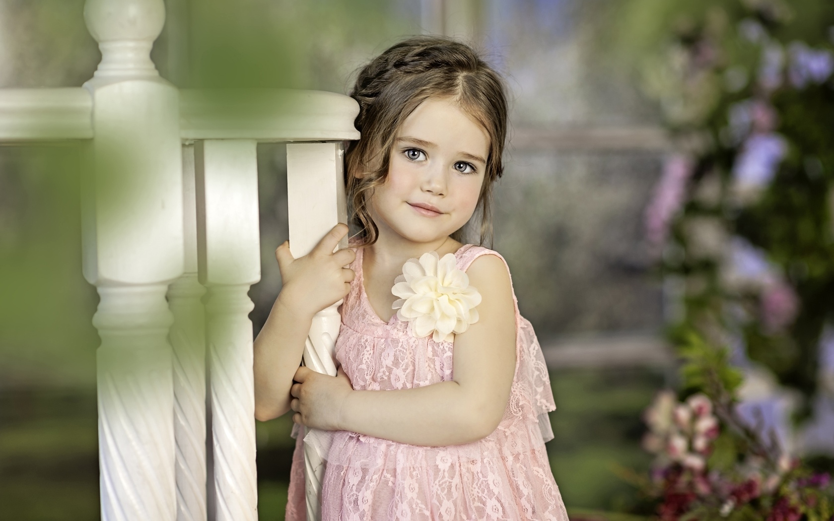 Милая маленькая девочка в розовом платье