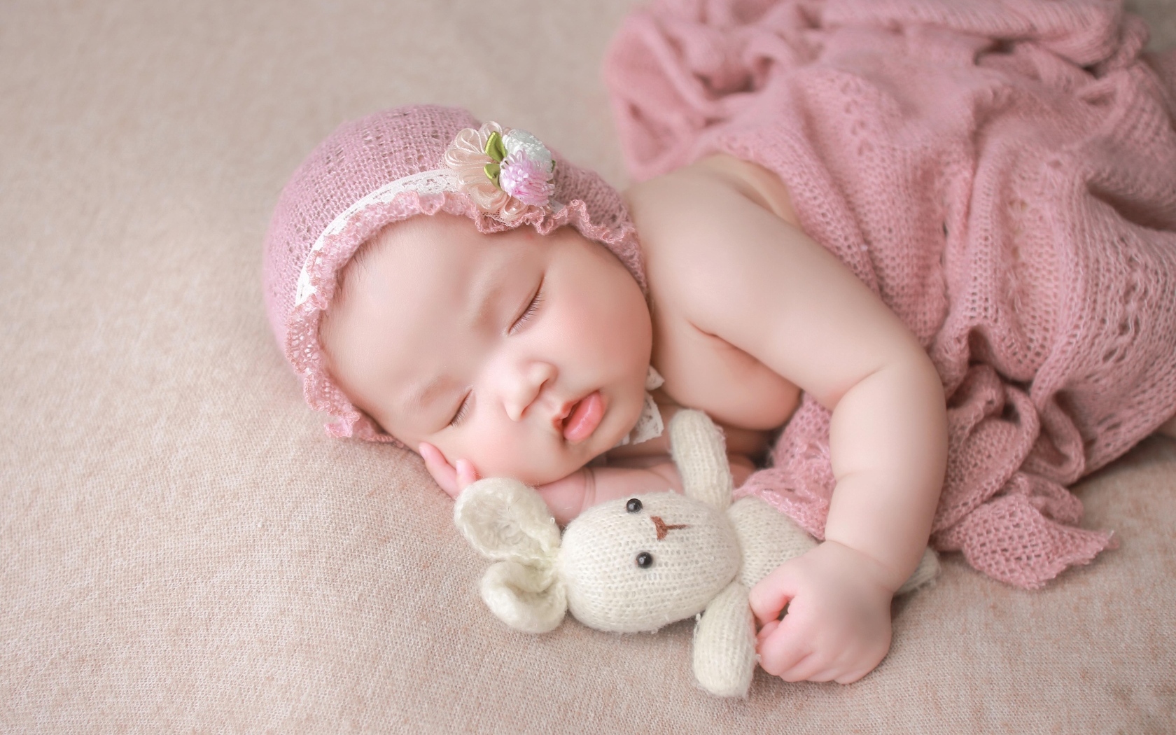 Спящая маленькая девочка с игрушечным зайцем