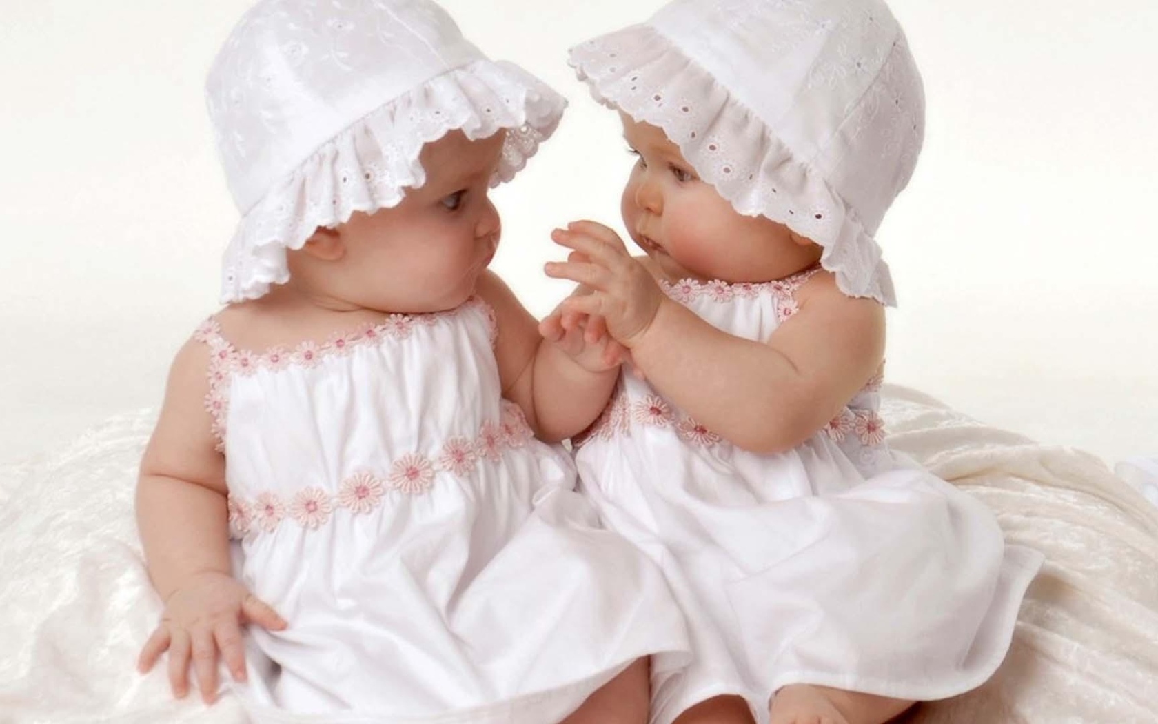 Две маленькие девочки в белых нарядах