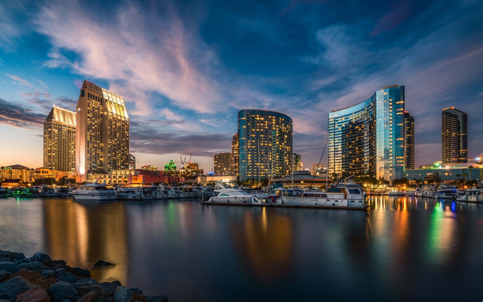 Красивые ночные небоскребы под вечерним небом у воды