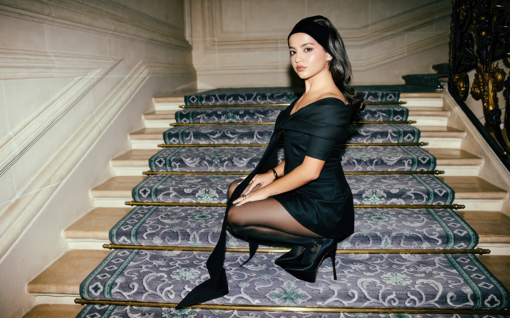 Актриса Изабела Мерсед в черном платье на ступенях