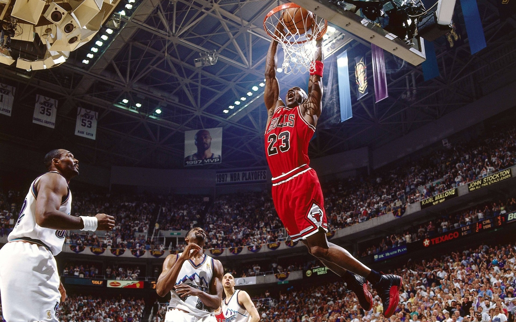 Баскетболист Майкл Джордан забрасывает мяч в кольцо
