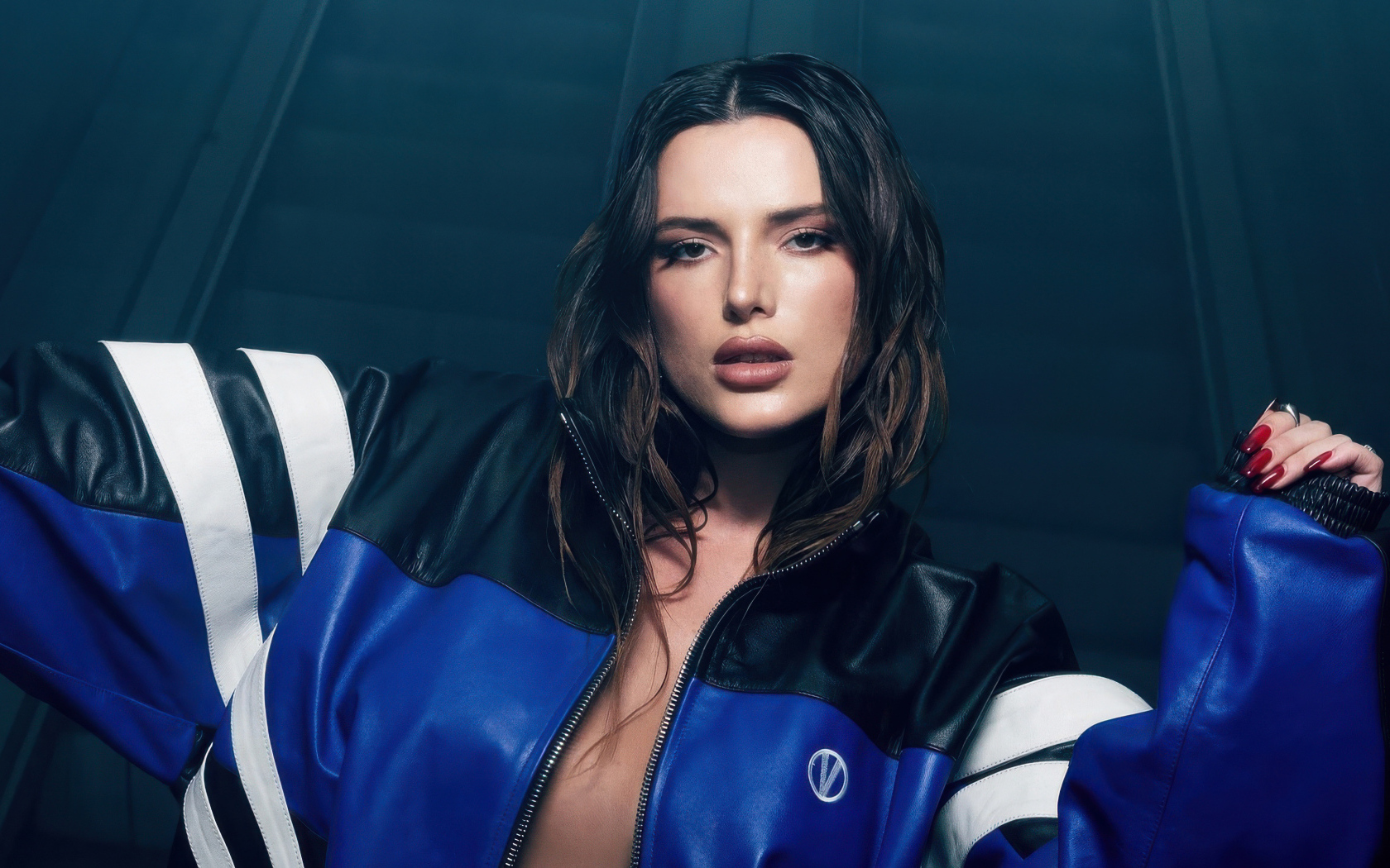 Красивая актриса Белла Торн в кожаной куртке