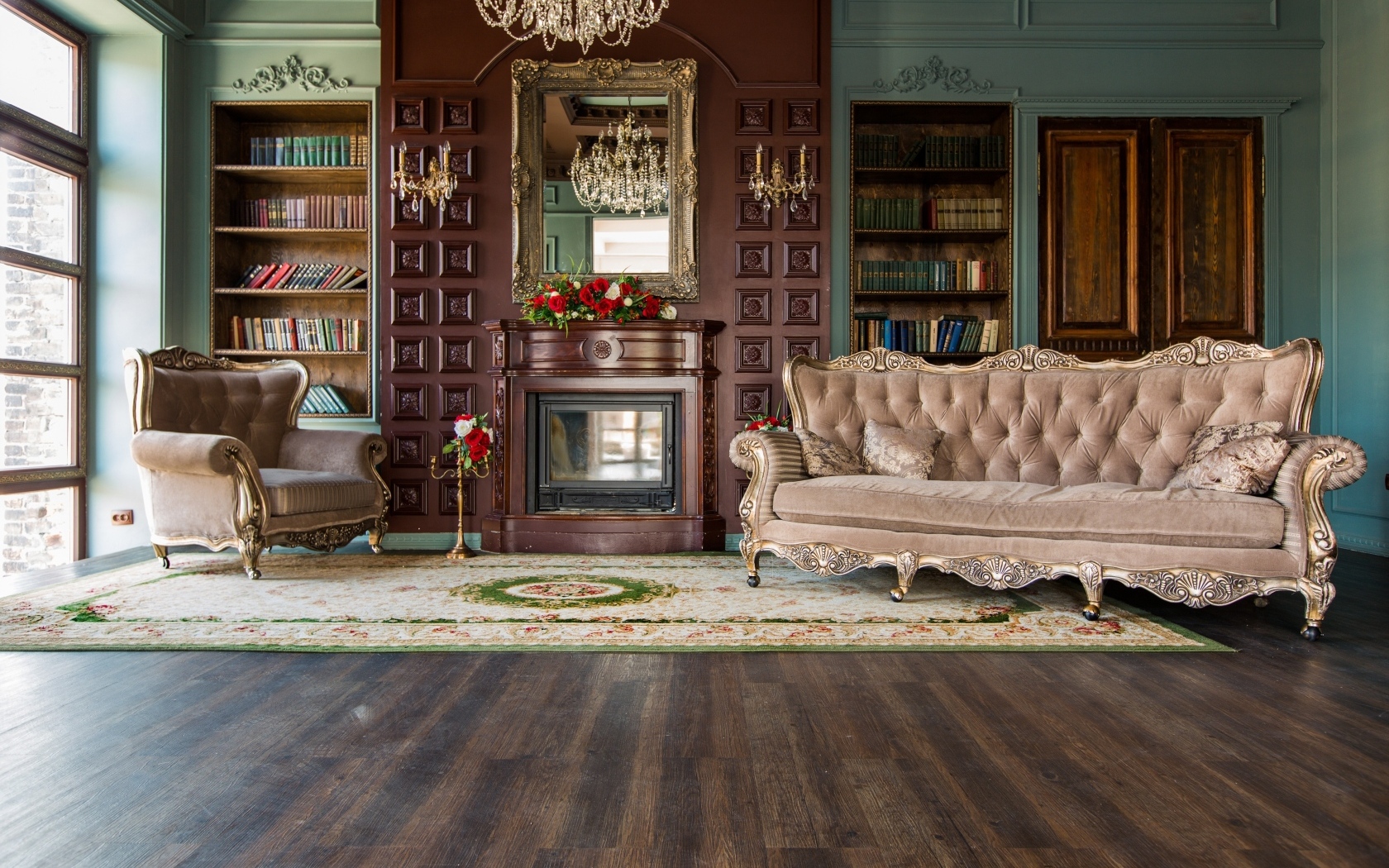 Красивая старинная мебель в комнате с камином