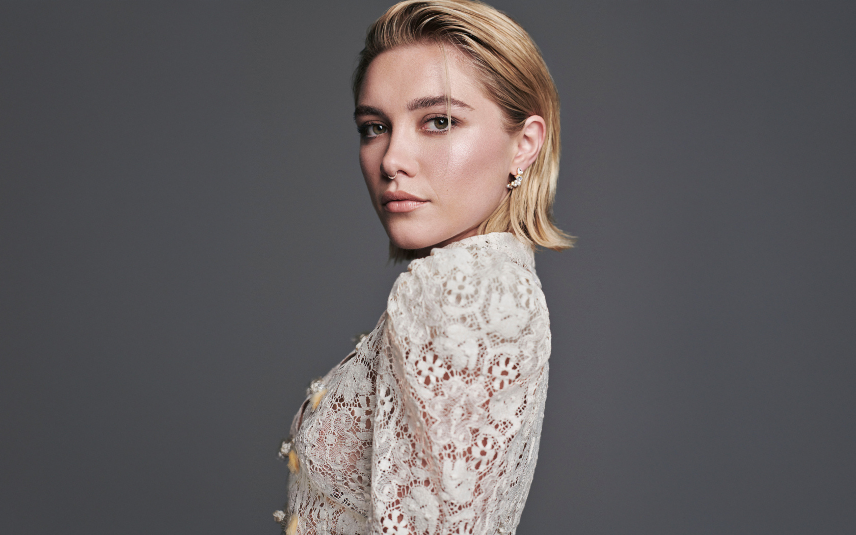 Британская актриса Флоренс Пью в белом платье на сером фоне