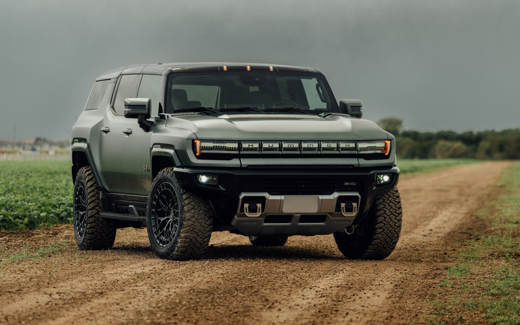 Большой Hummer Electric Pickup на поле