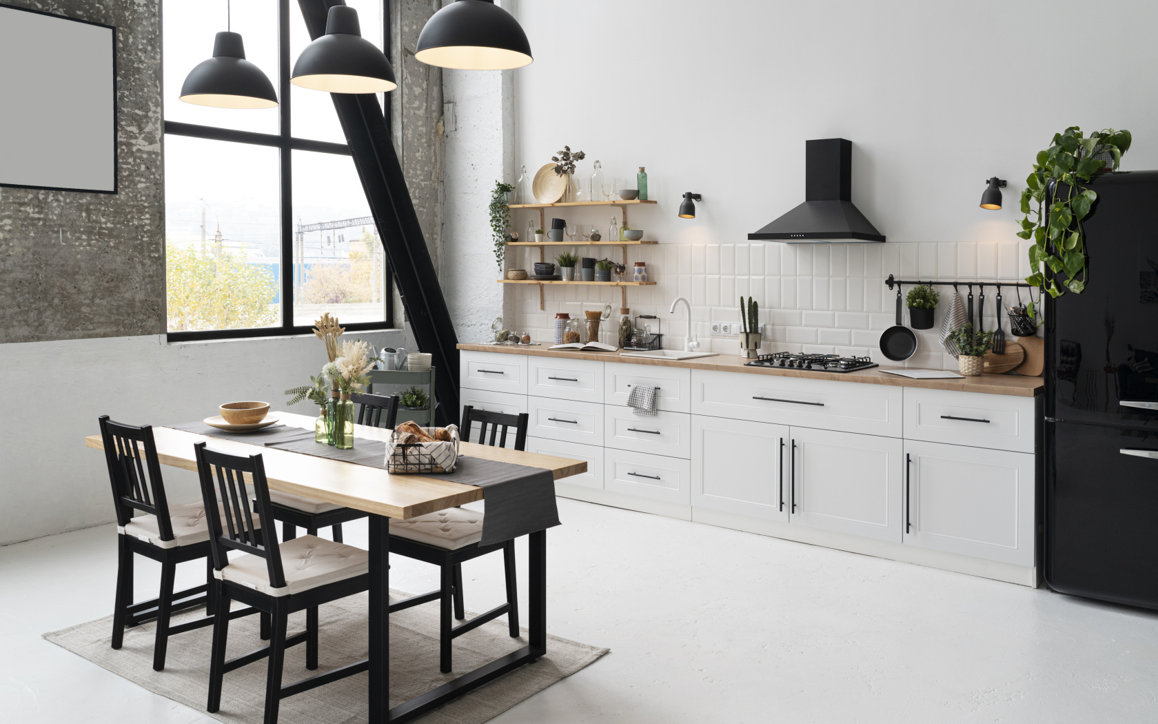 Большая светлая кухня с большим столом