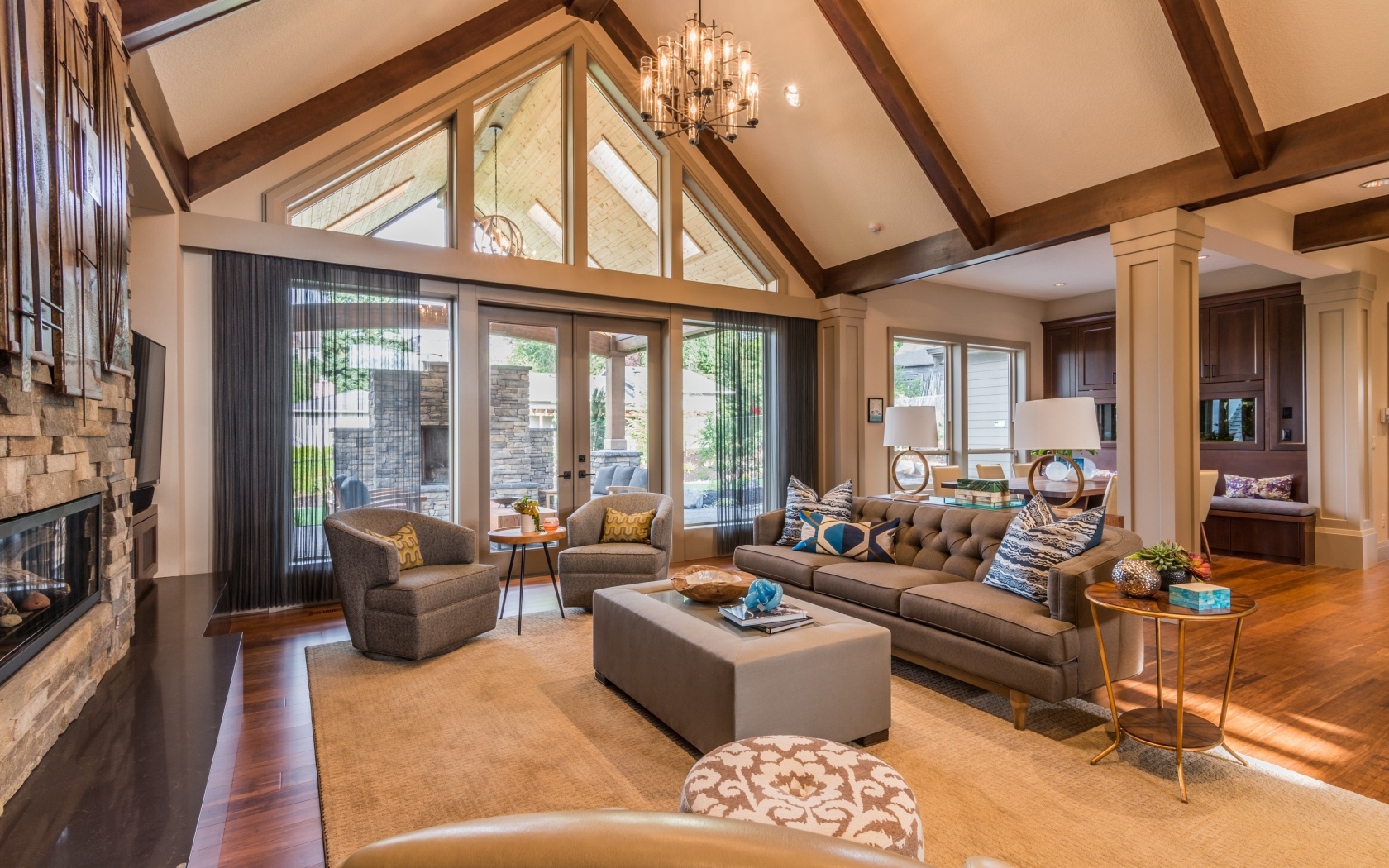 Большая гостиная с высокими потолками и стеклянной дверью