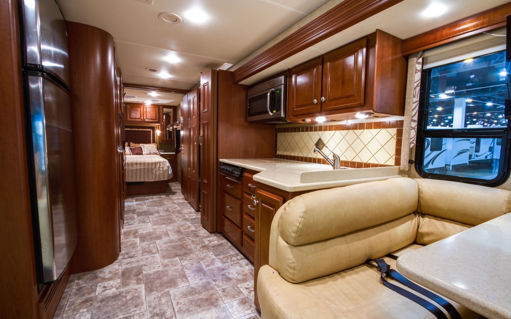 Дом на колесах с красивой деревянной мебелью