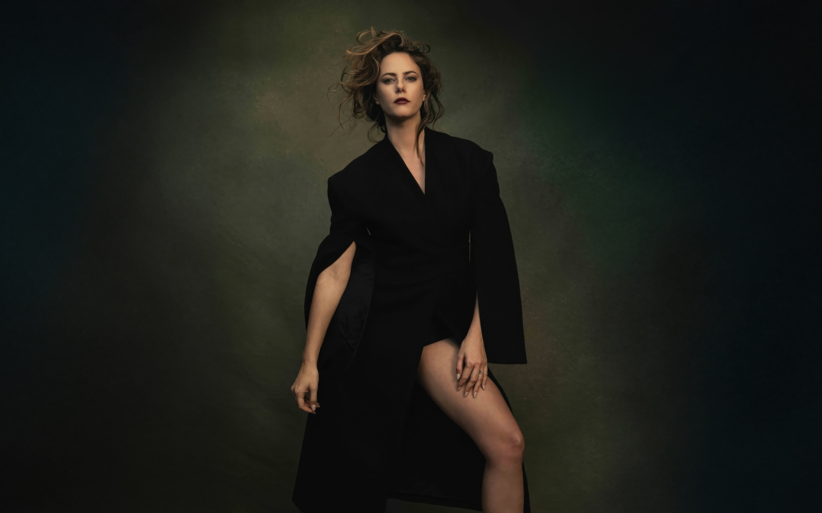 Эффектная актриса Кая Скоделарио в черном наряде