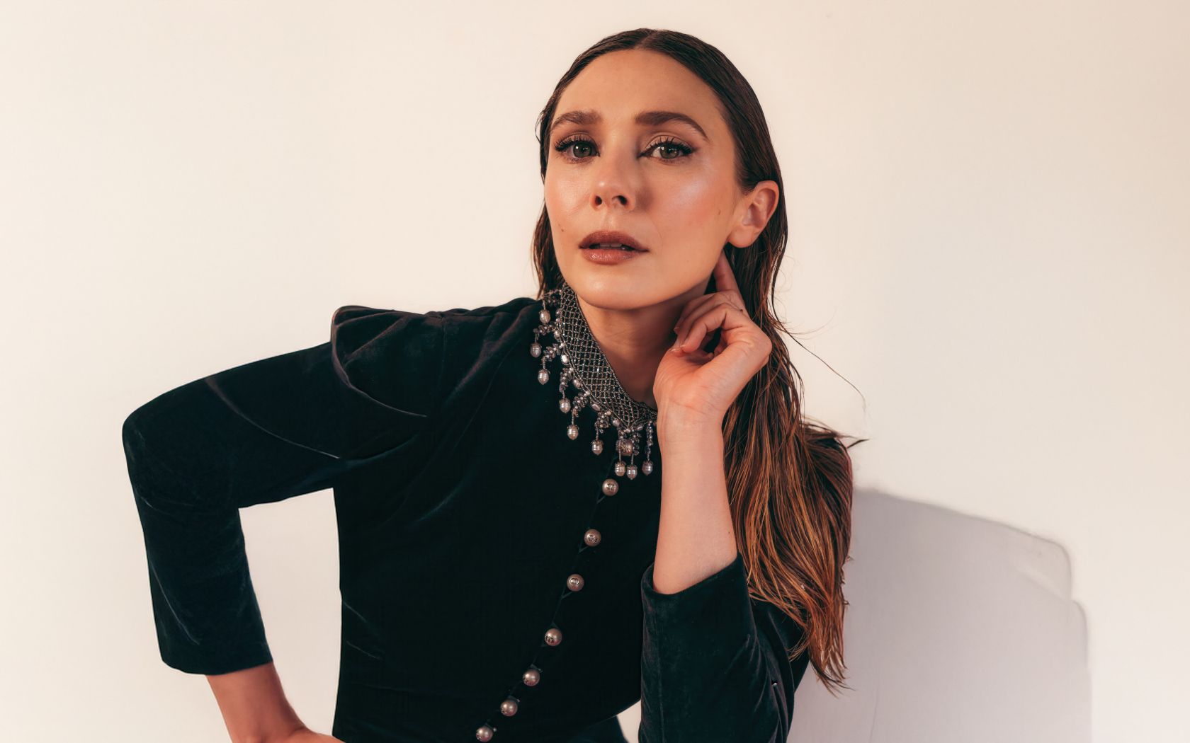 Молодая популярная актриса Элизабет Олсен в красивом наряде