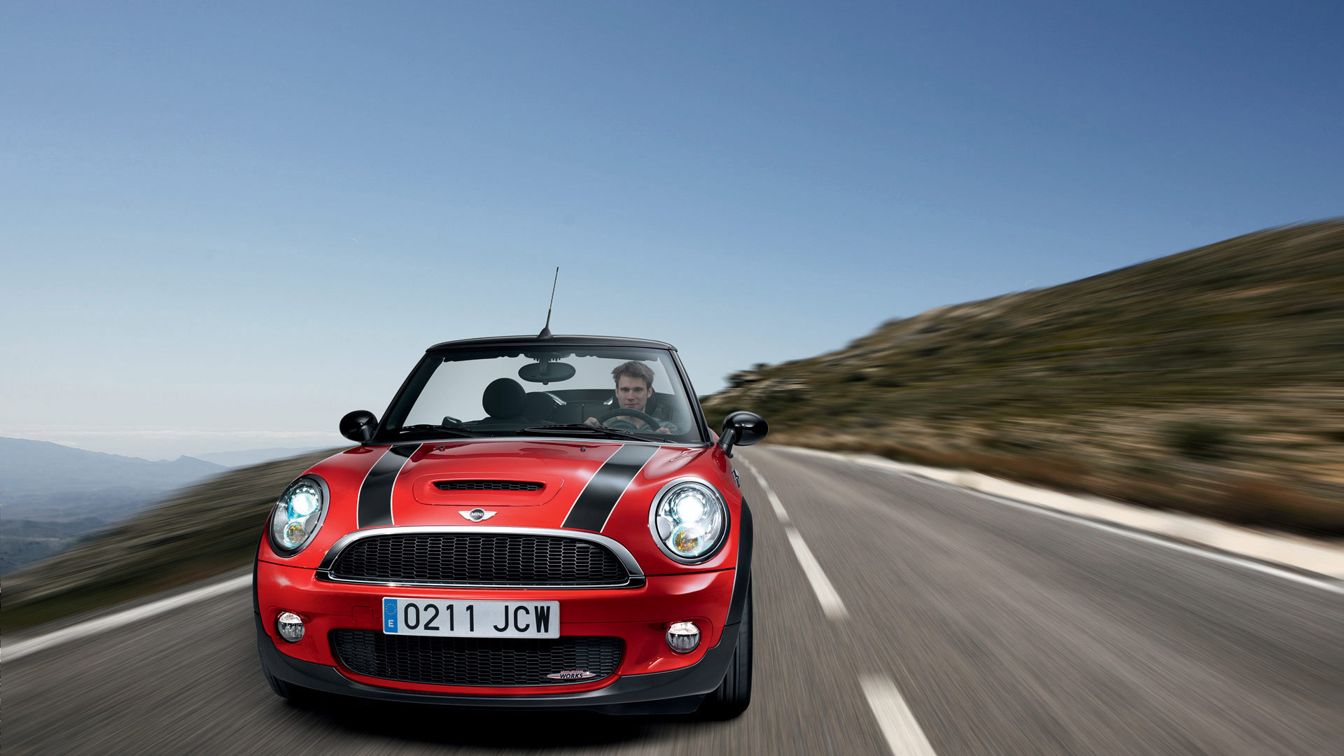 За рулем новенького Mini