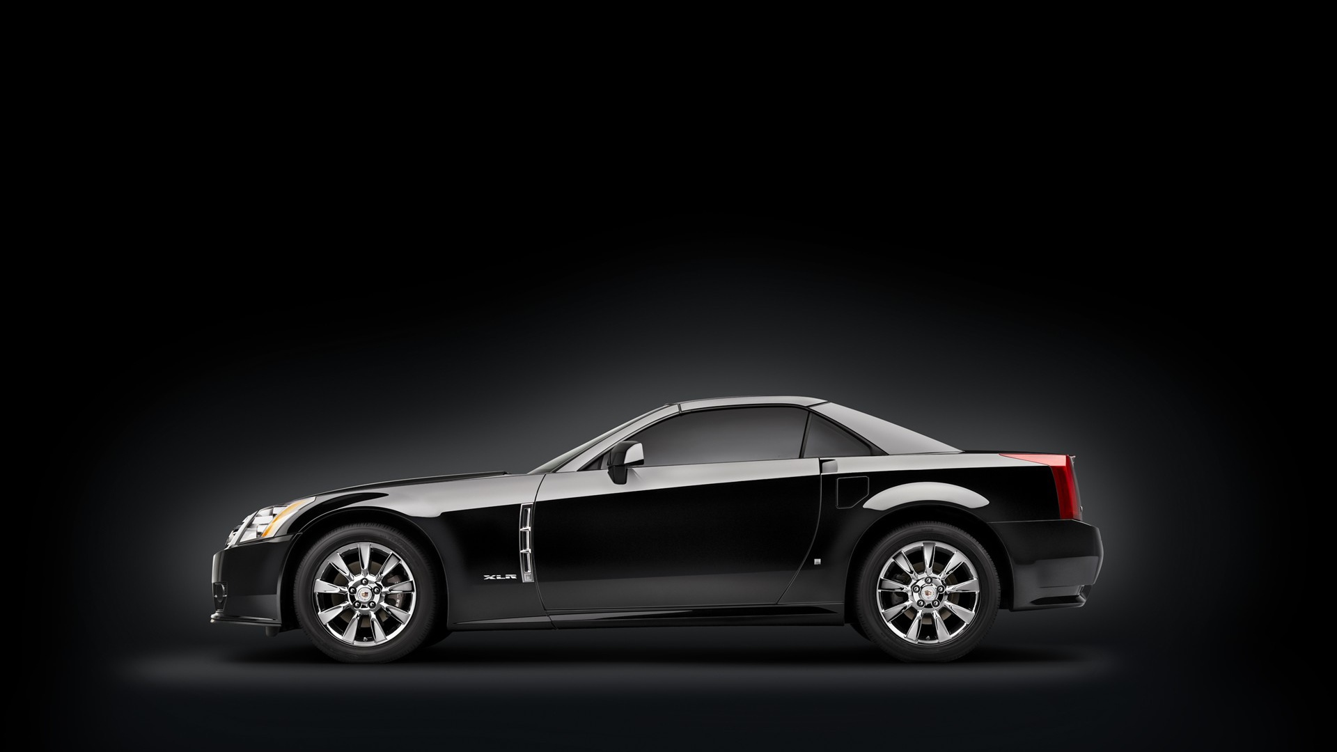 Красивая черная иномарка