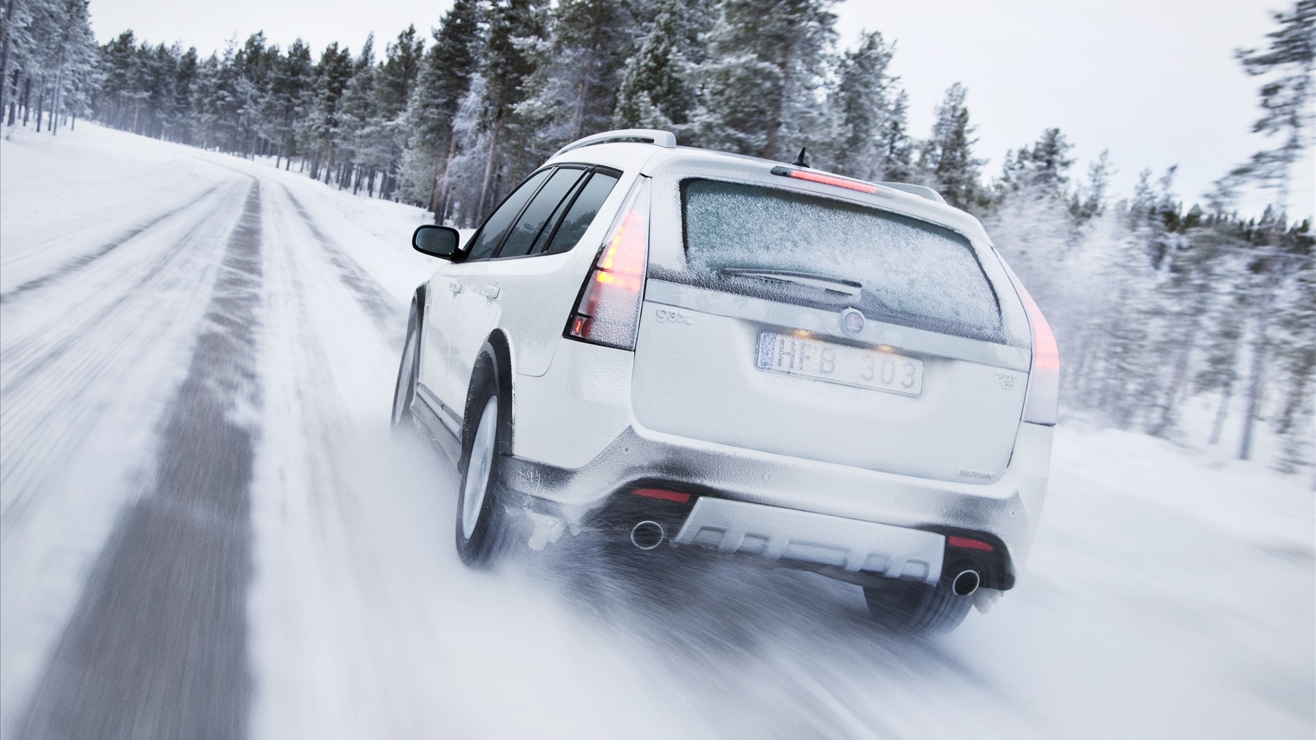 На заснеженной дороге