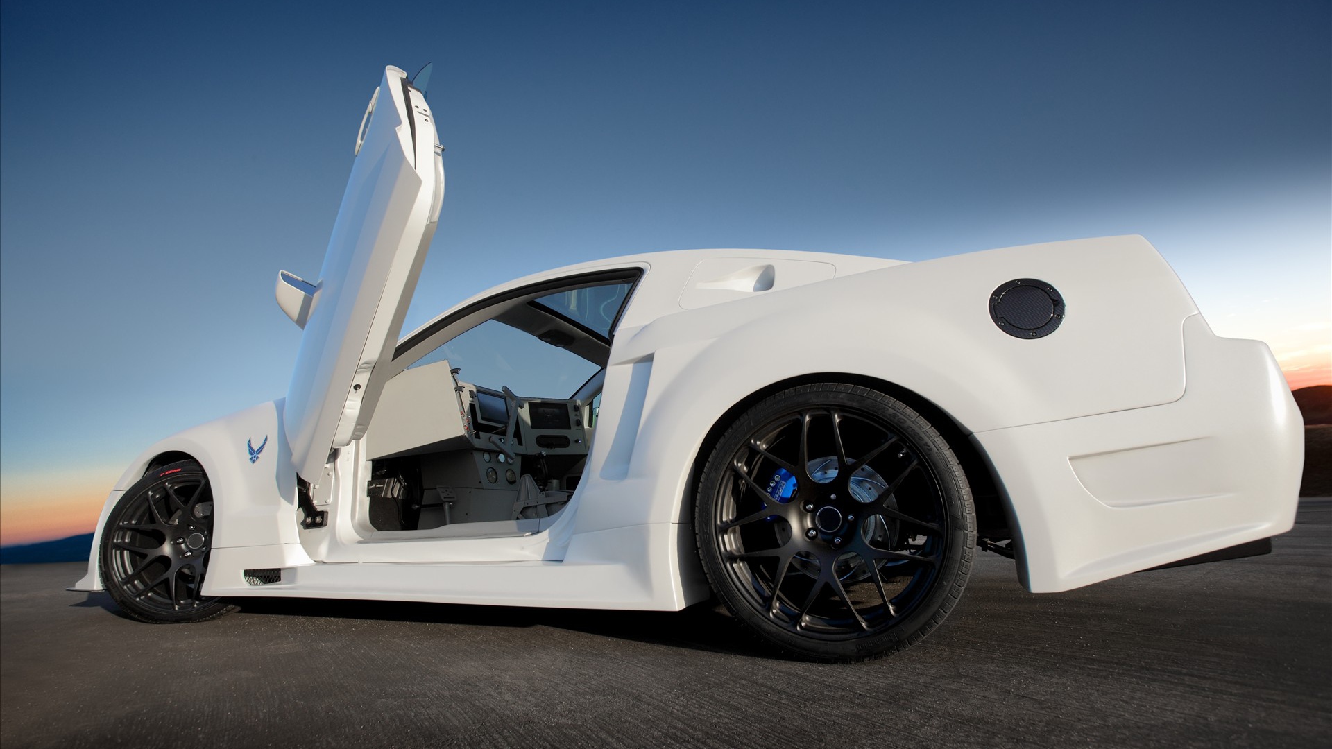 Белый спорткар