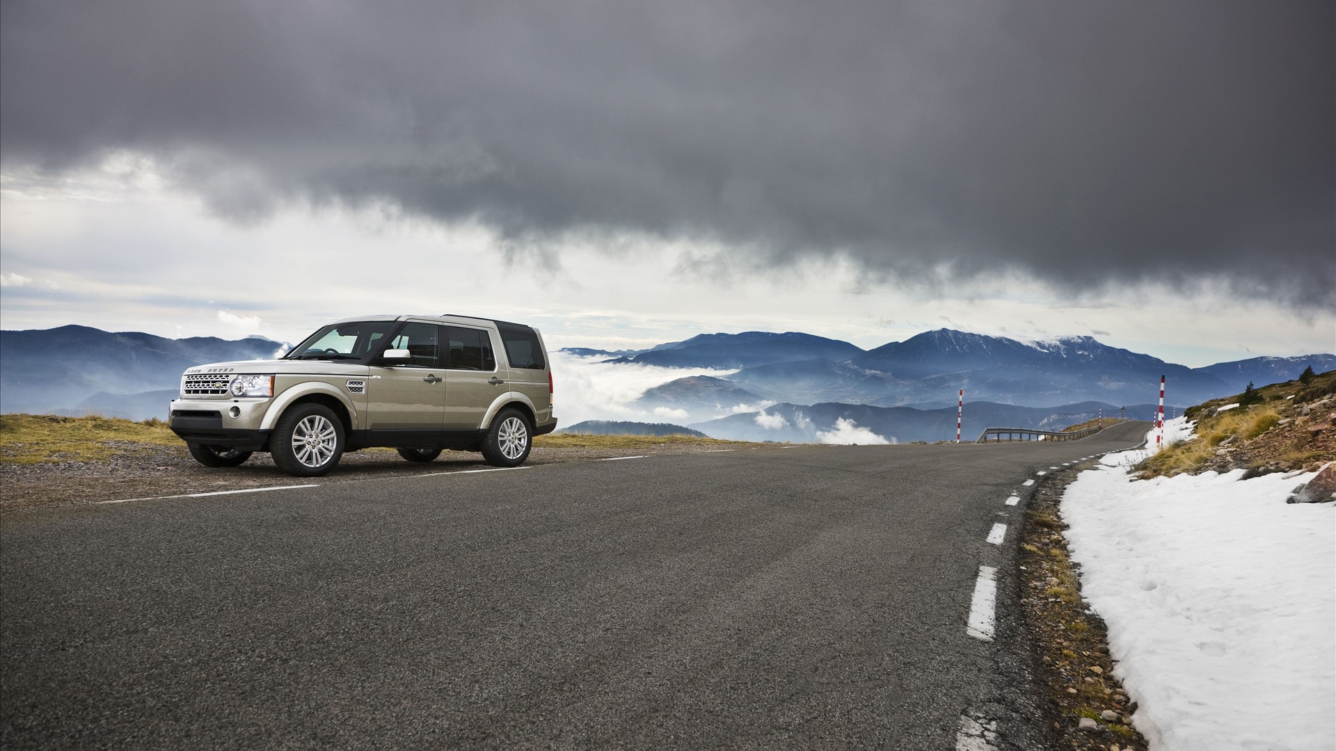 Rover на горной дороге