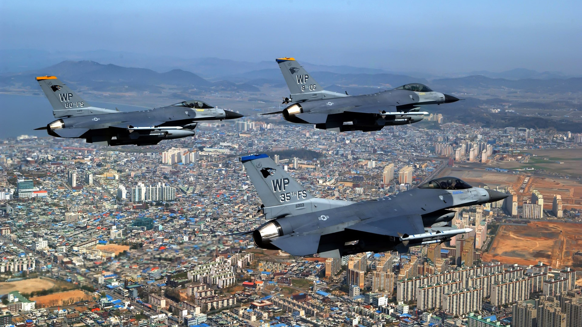 Военная авиация / полет над городом