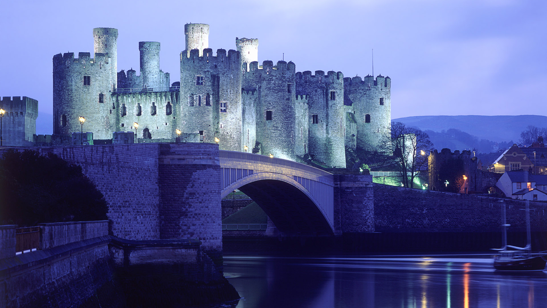 Замок возле реки