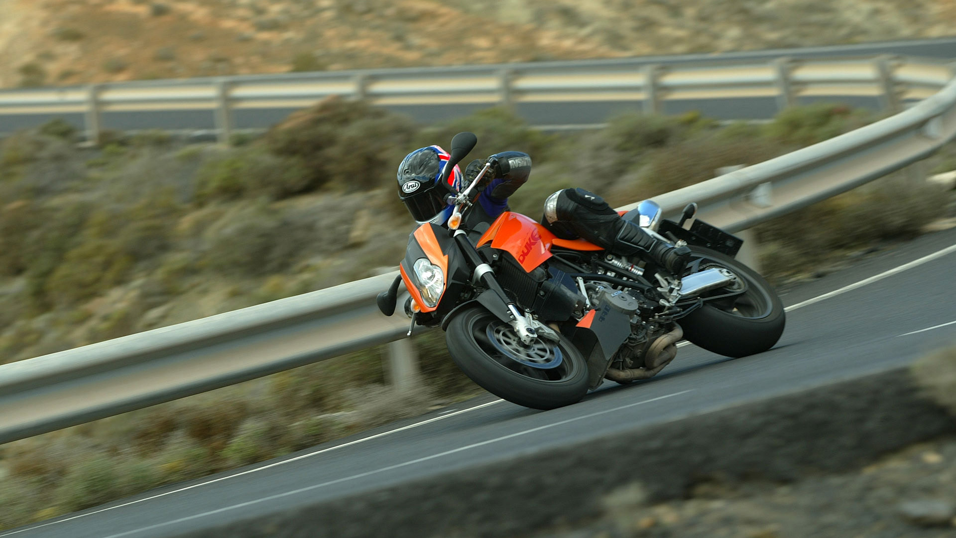 Спортивный байк на дороге