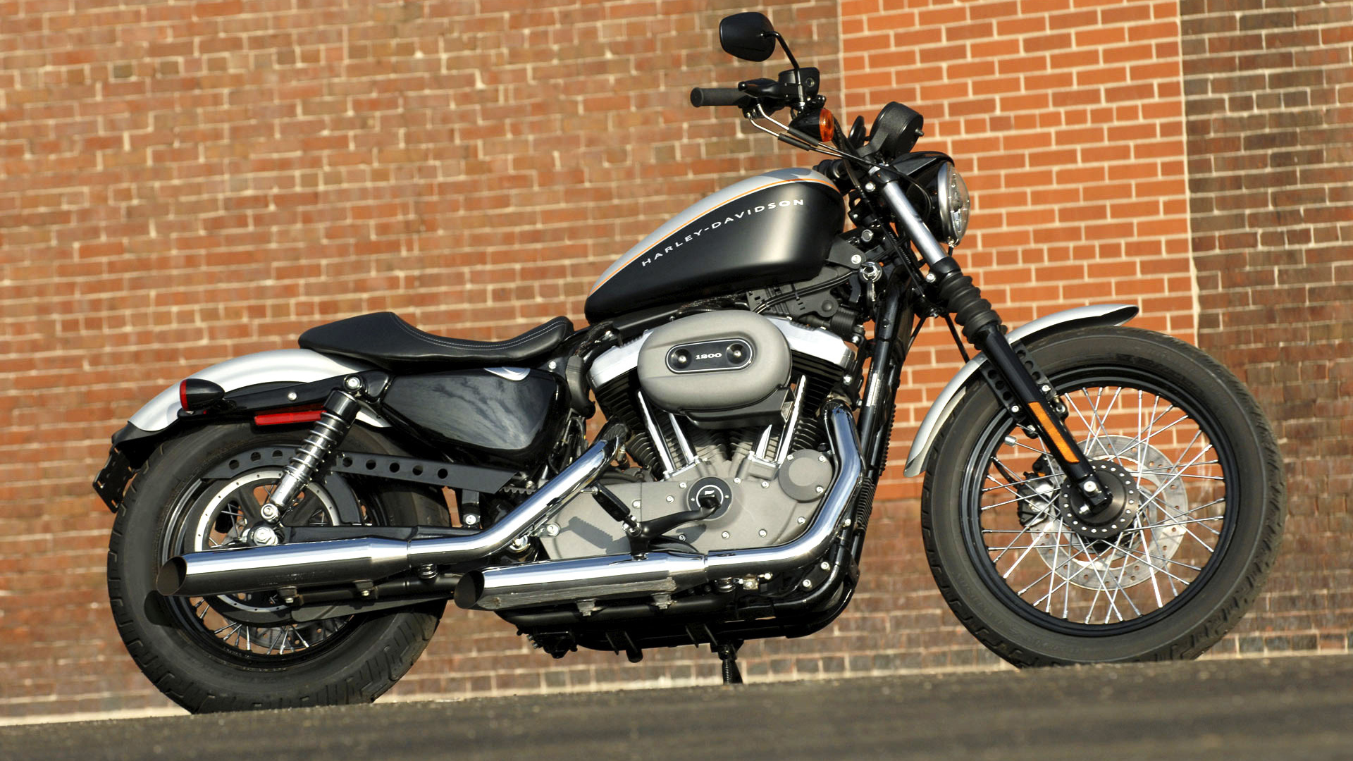 Harley Davidson летящий по ветру